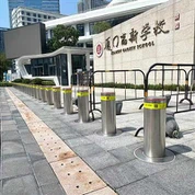 Bornes montantes automatiques pour allées